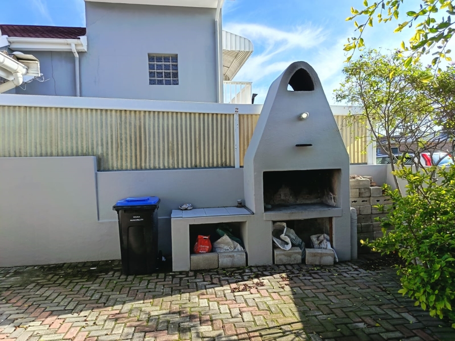 To Let 3 Bedroom Property for Rent in Aston Bay Eastern Cape